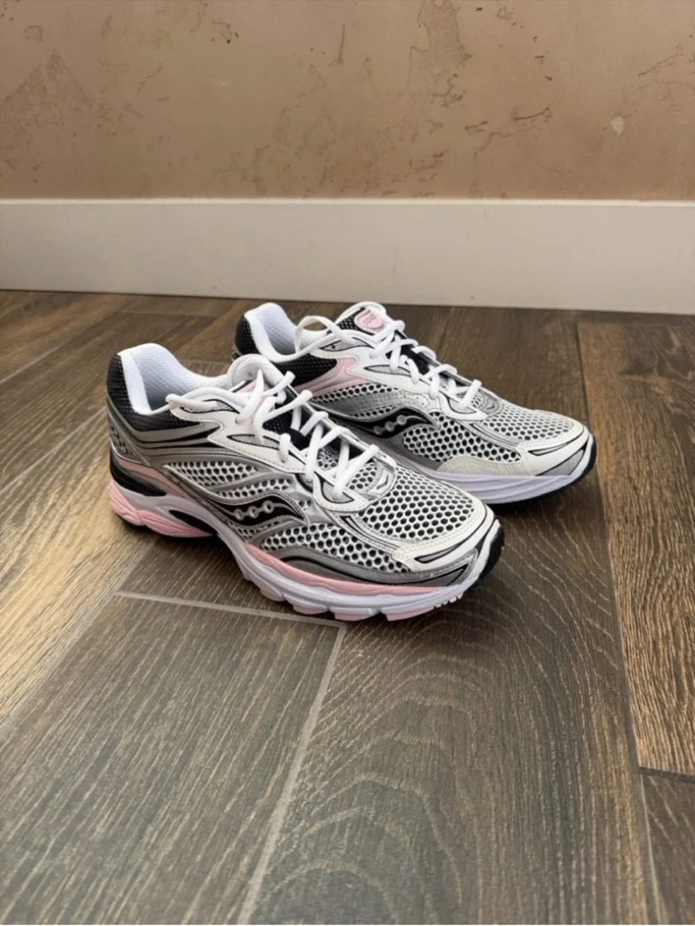 Saucony Men's Silver/Pink Retro ProGrid Omni 9 Lifestyle Sneaker—11